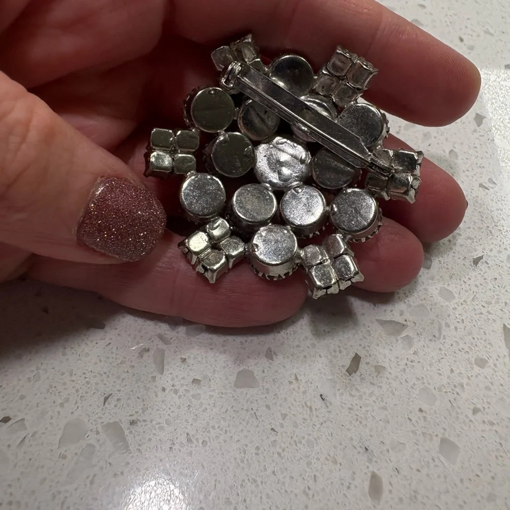 Vintage Elegant Silver Crystal Brooch - Picture 4 of 8